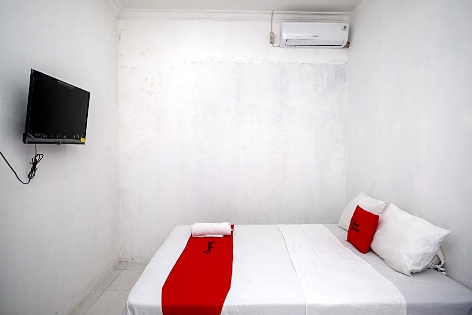 RedDoorz near De La Salle Manado