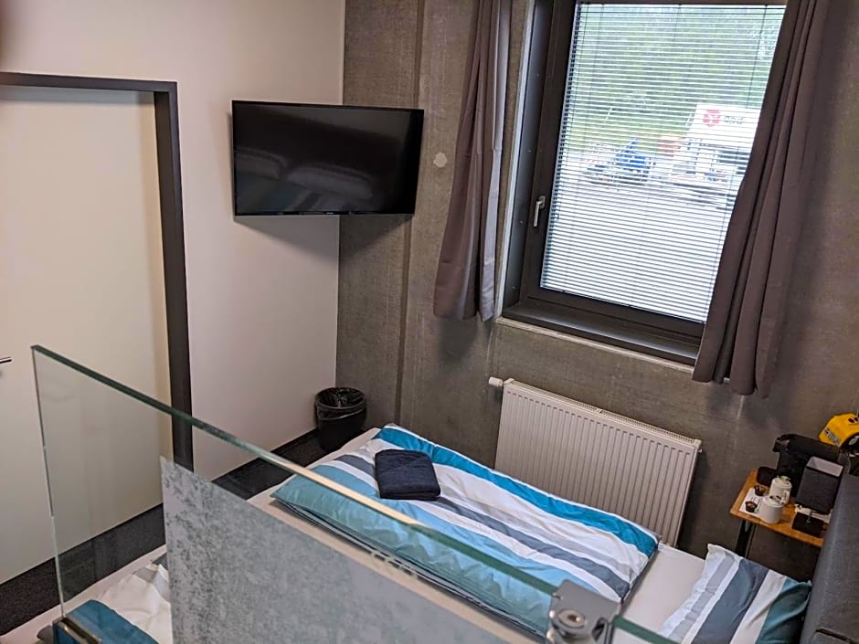 BUSINESS-MOTEL free WiFi & massage, air-con, XXL-Parking