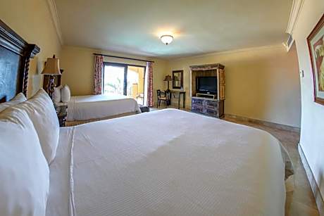 Luxury Suite with Mountain View