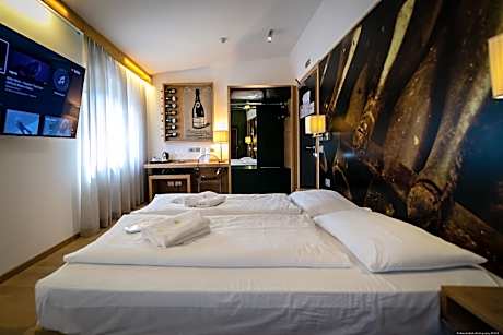 Suite with Hot Tub and Infrared Sauna