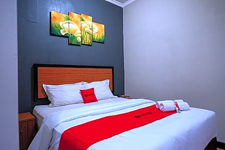 RedDoorz Superior Room