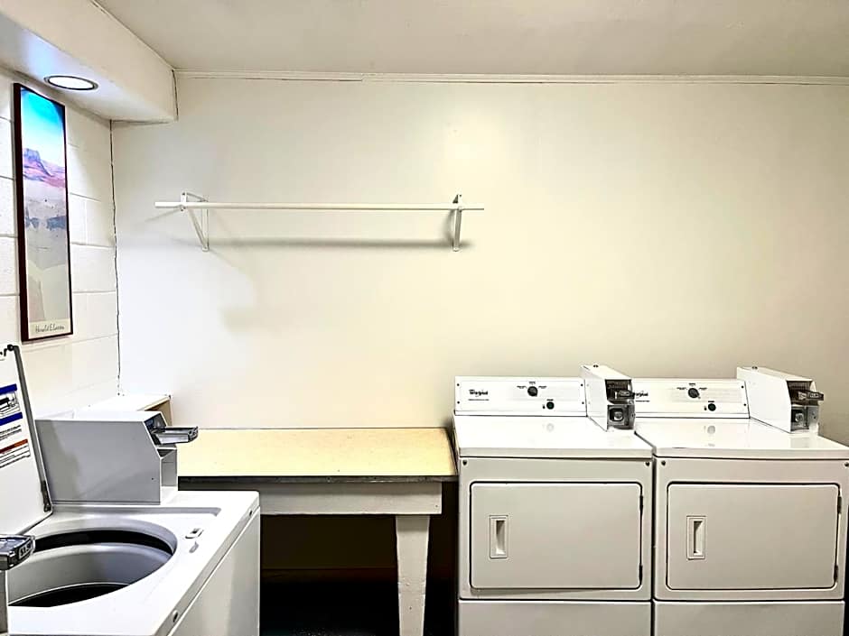 Brentwood Inn & Garden