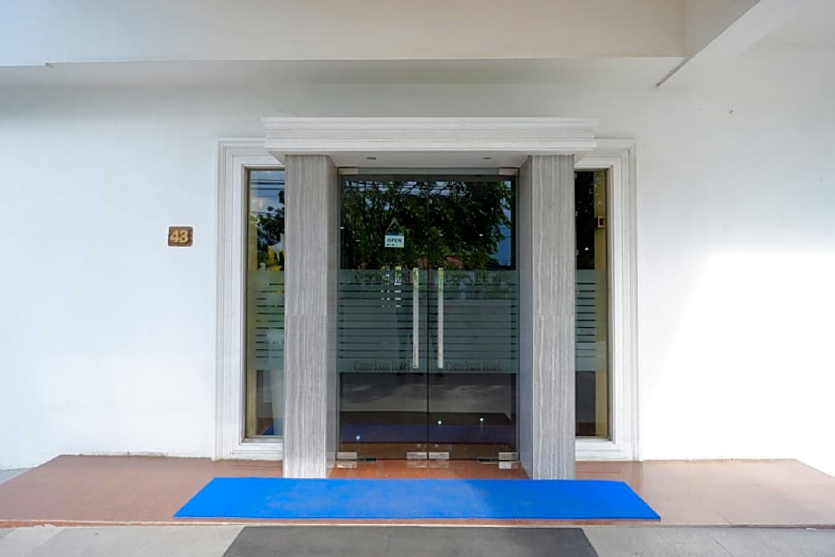 RedDoorz Plus @ Cameloan Hotel Palu