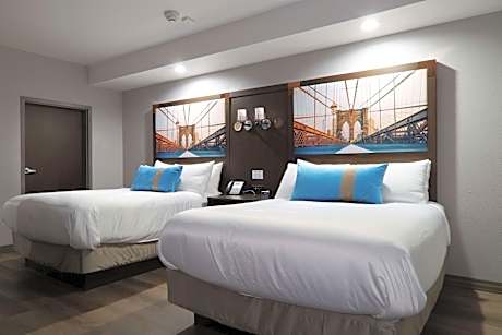 Suite-2 Queen Beds Non-Smoking Sofabed 2 Tvs 55 Inch Television Microwave And Mini-Refrigerator