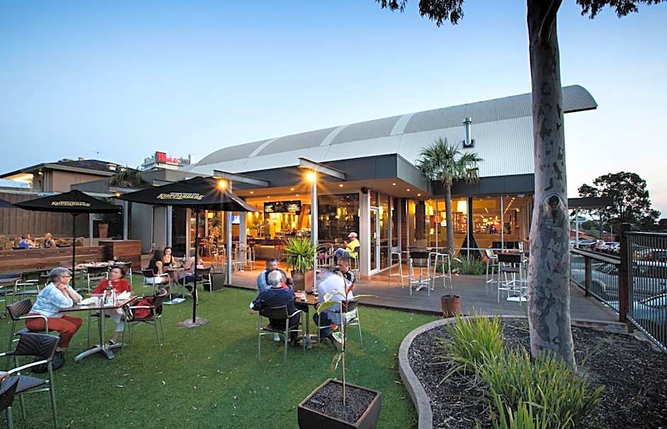 Nightcap at Shoppingtown Hotel