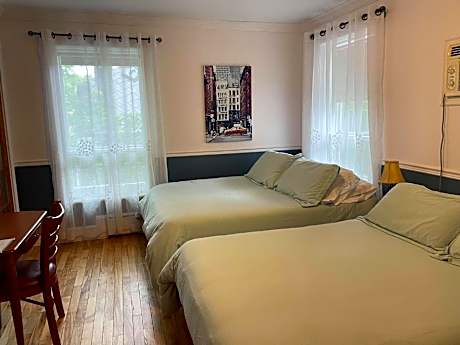 Quadruple Room with Private Bathroom