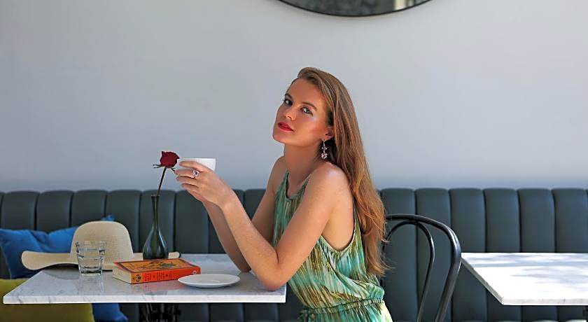 Lovina life Room & Cafe