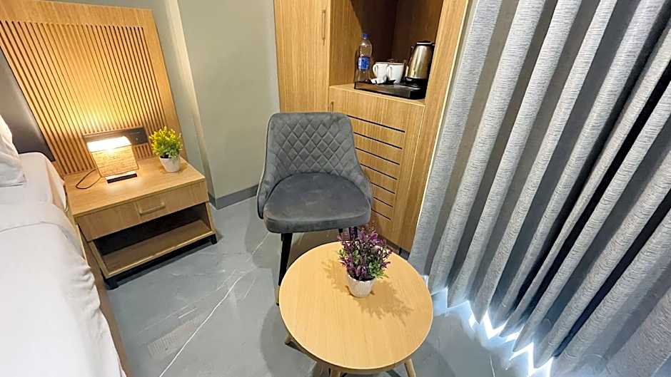 Saltstayz Select - Golf Course Road & Sector 57