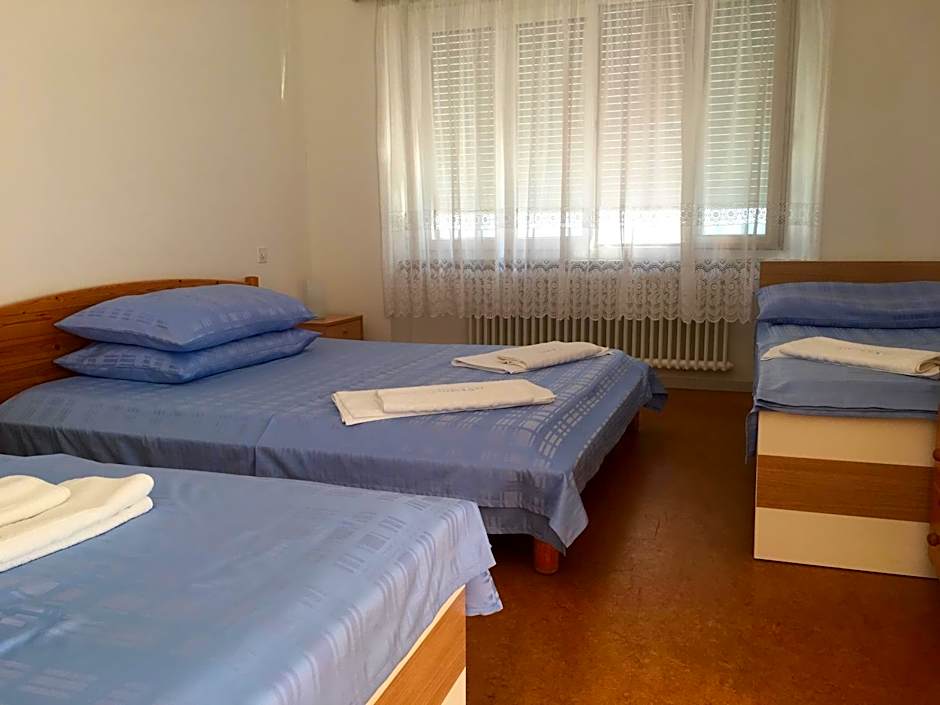 Photo 1 of 4 of Quadruple Room