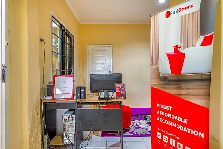 RedDoorz Syariah near Kebon Rojo Park Blitar