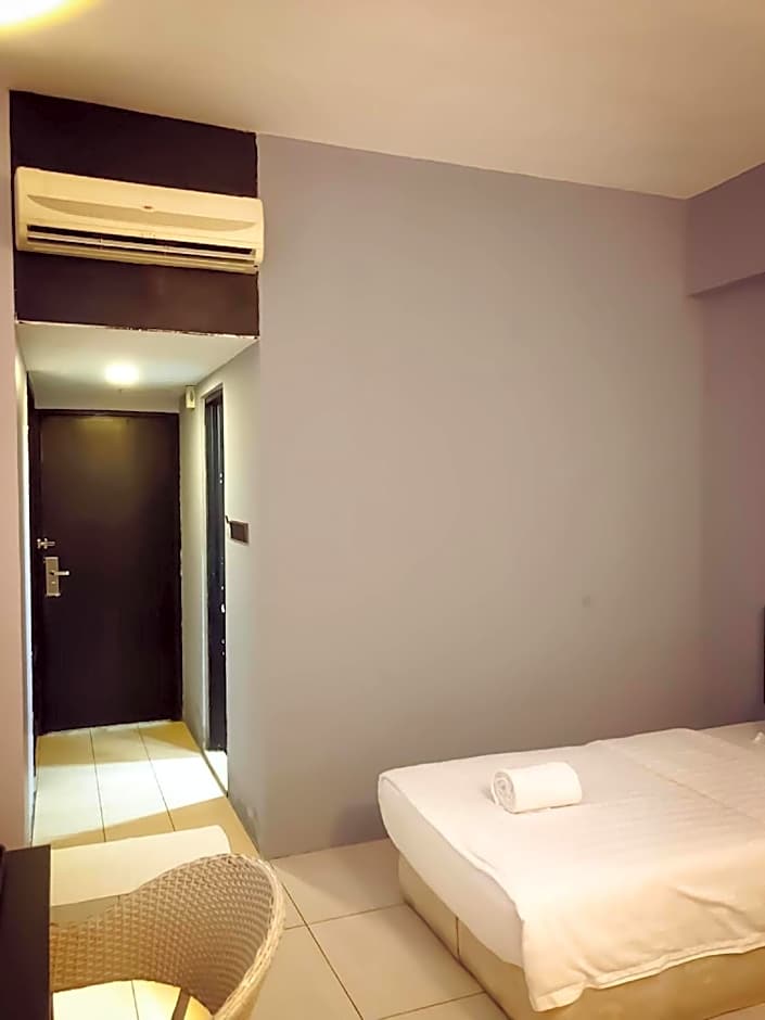 OYO 89619 De Choice Hotel