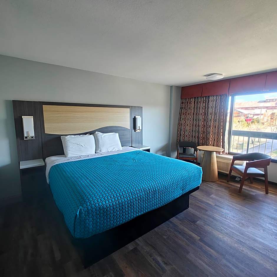 Mountain Vista Inn & Suites - Walking Distance to the Island