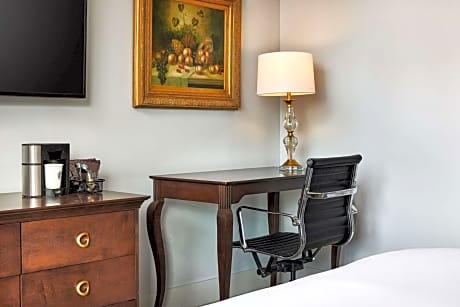 King Room with Roll-In Shower - Mobility Access