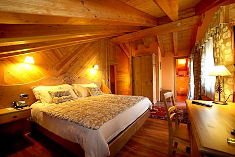 Family Suite (2 Adults + 2 Children) - Split Level
