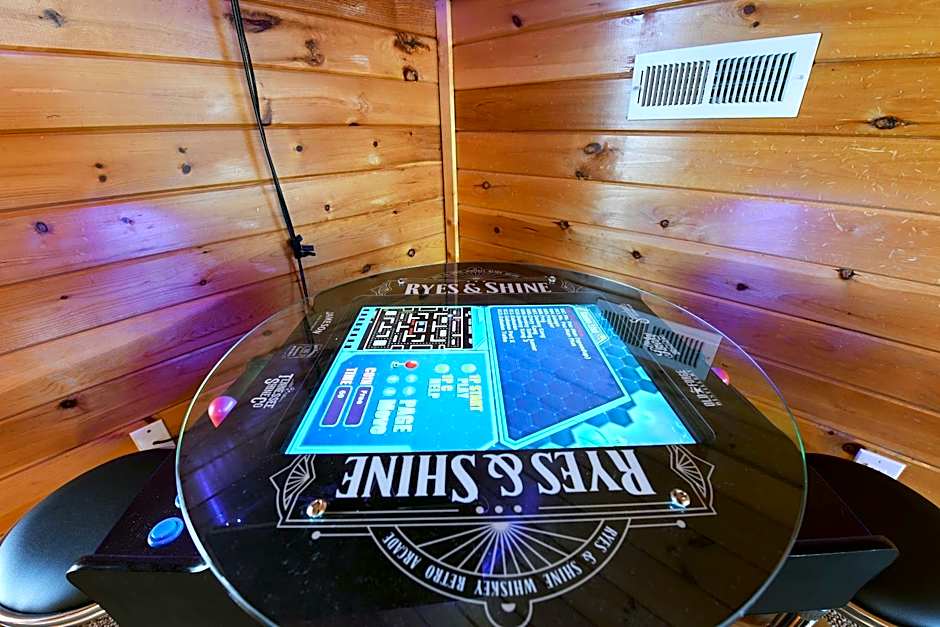 Ryes and Shine Bootlegger's Cabin! Hot Tub* Pool* Arcade* Billiards *EV * Pet Friendly