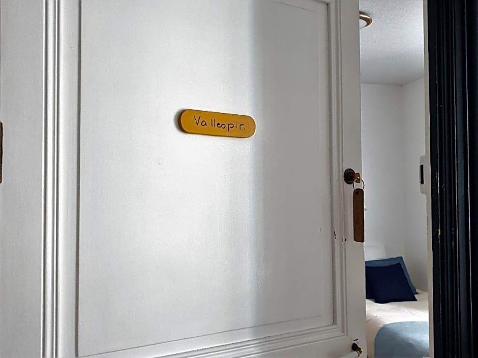 Chambres d'Hôtes et Gîtes- L'Abri sous Roche