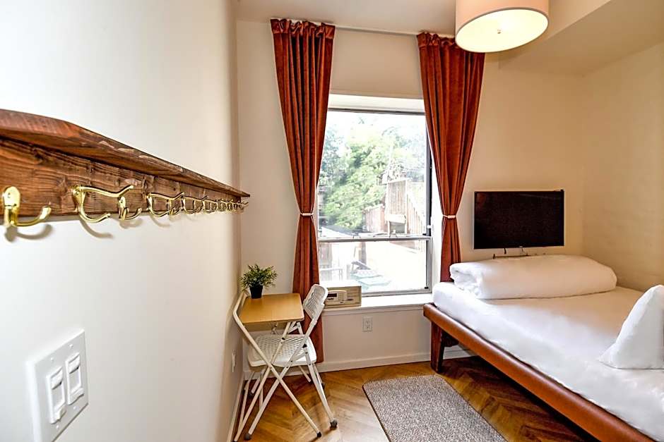 Highroad Hostel DC