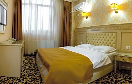 Deluxe Room (2 Adults + 1 Child)