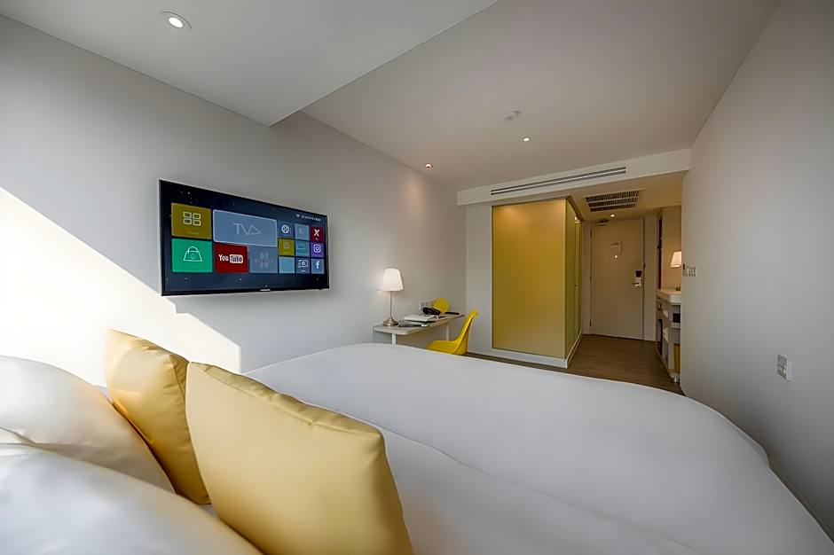 YELLO ROOMS Victory Monument