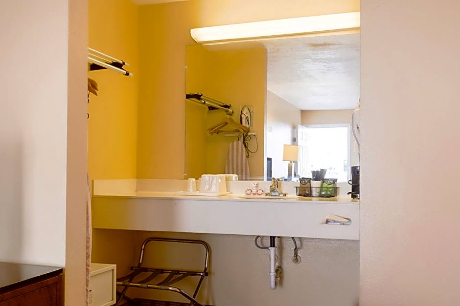 OYO Hotel Lebanon MO I-44