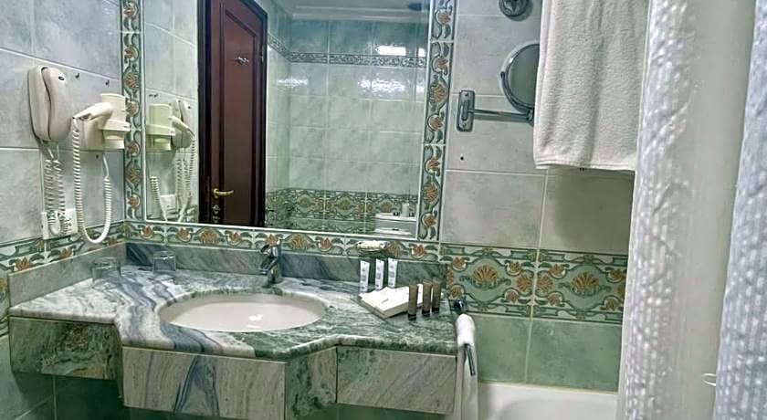 Golden Tulip Serenada Hamra Hotel