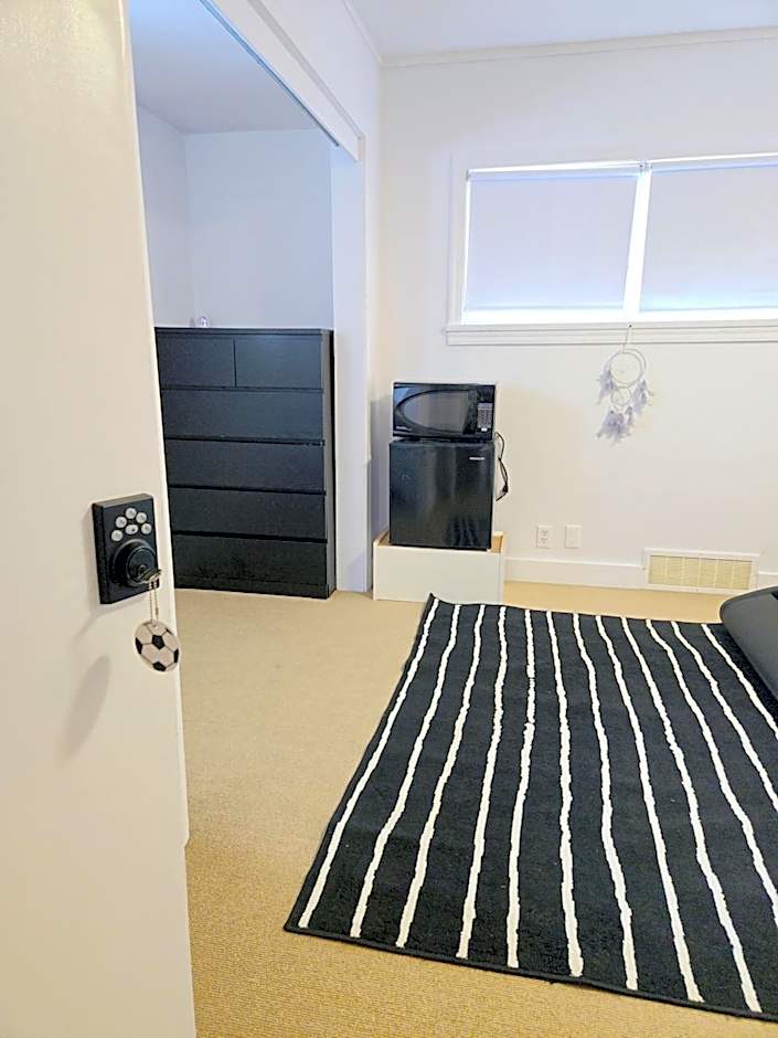 Comfy Stylish Room in the Heart of Vancouver- Private Parking, Self Check-in & just 4 mins to Metrotown!