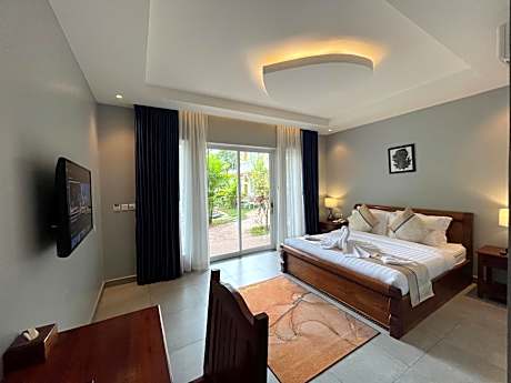 Deluxe King - Free One Way Shuttle Service to Town