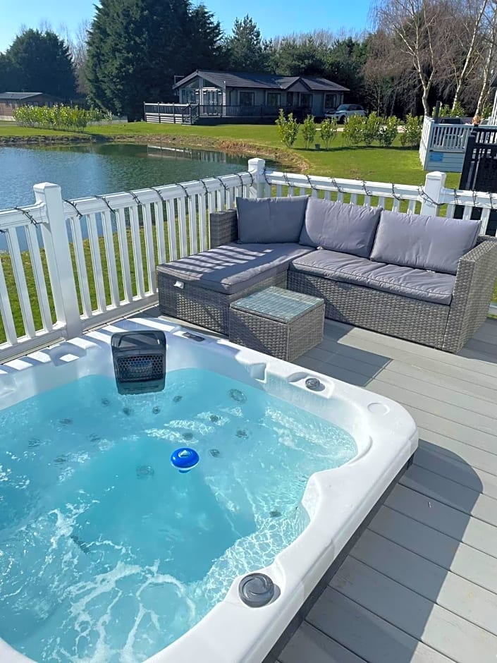 Lakeside Retreat Lodge With Hot Tub