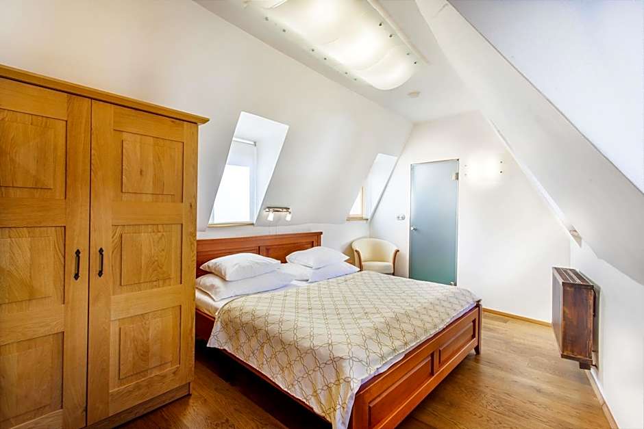 Hotel At the Green Grape