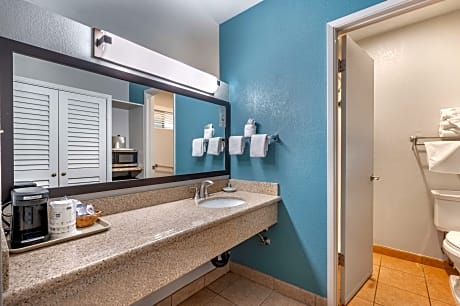 1 King Bed, Non-Smoking, Microwave, Refrigerator, Coffee Maker, Continental Breakfast