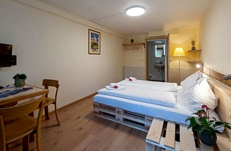 Twin Room with Urban Pallets Beds