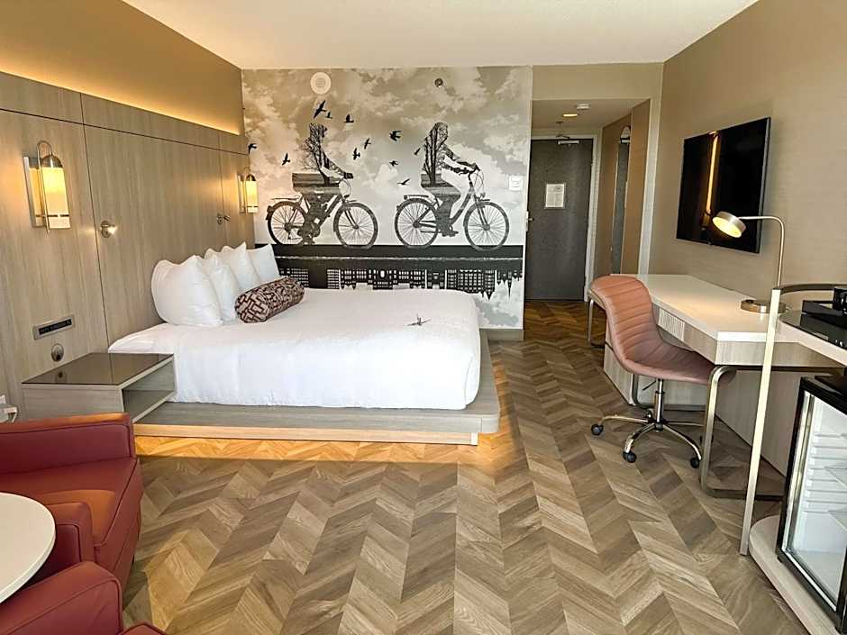 Coast Victoria Hotel & Marina by APA