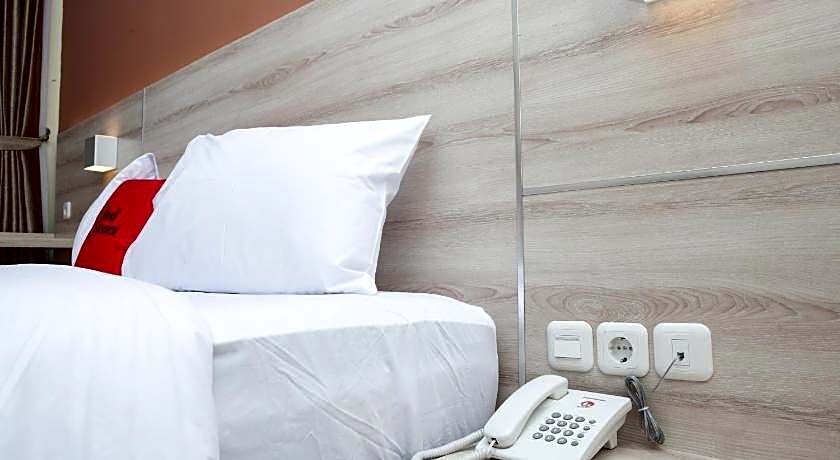 RedDoorz Plus near Pasundan University