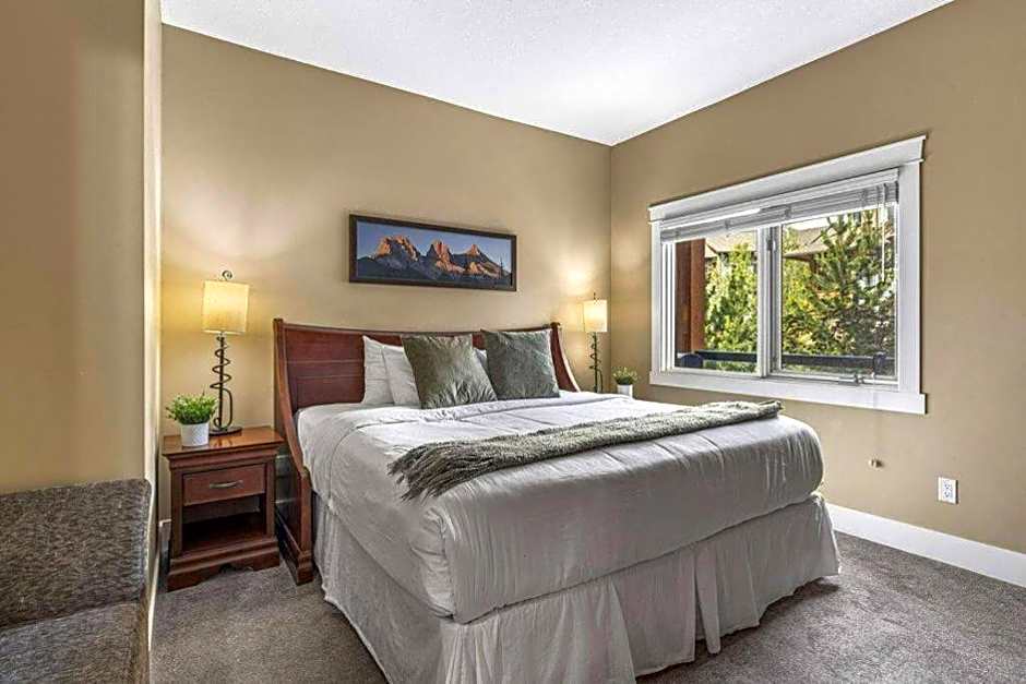 Gorgeous Mountain Condo - Hot Tub & Pool managed by Little Sister Getaways