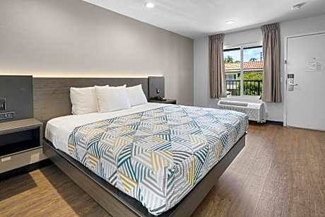 King Room with Roll-in Shower - Disability Access - Non-Smoking