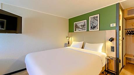 Standard Room - 1 Queen Bed