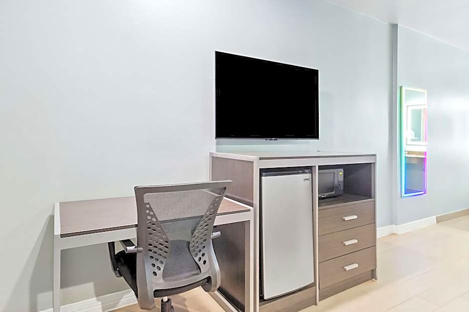 Econo Lodge Inn & Suites