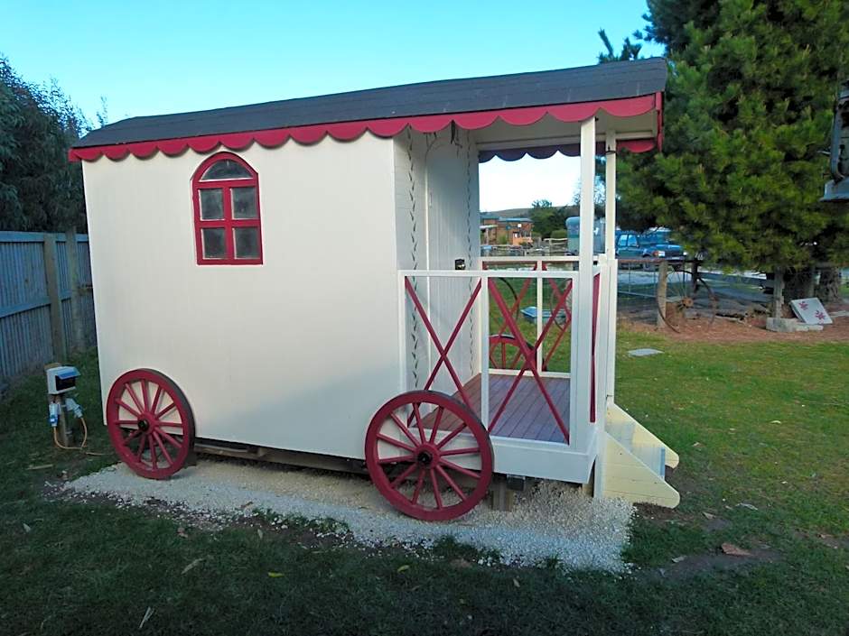 Wacky Stays - unique farm-stay glamping rentals, FREE animal feeding tours