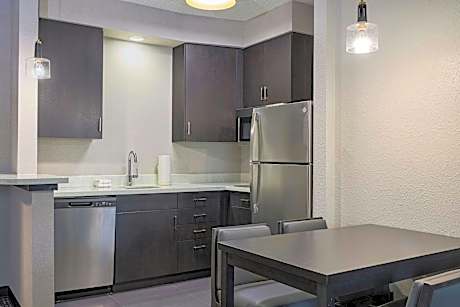 Suite, 2 Bedrooms (Hearing Accessible) (1 King Bed)