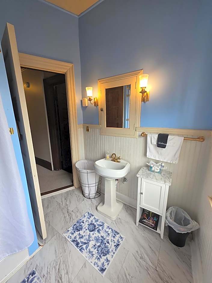 The Kings Throne Inn and Guest House