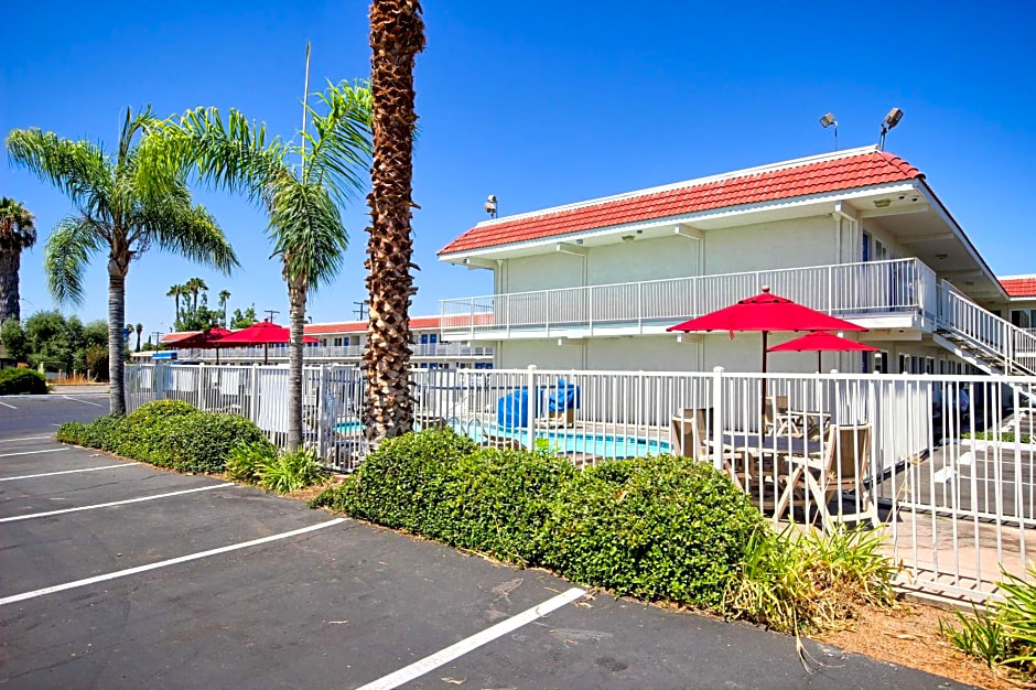 Motel 6 Fresno Blackstone South – Fresno, CA