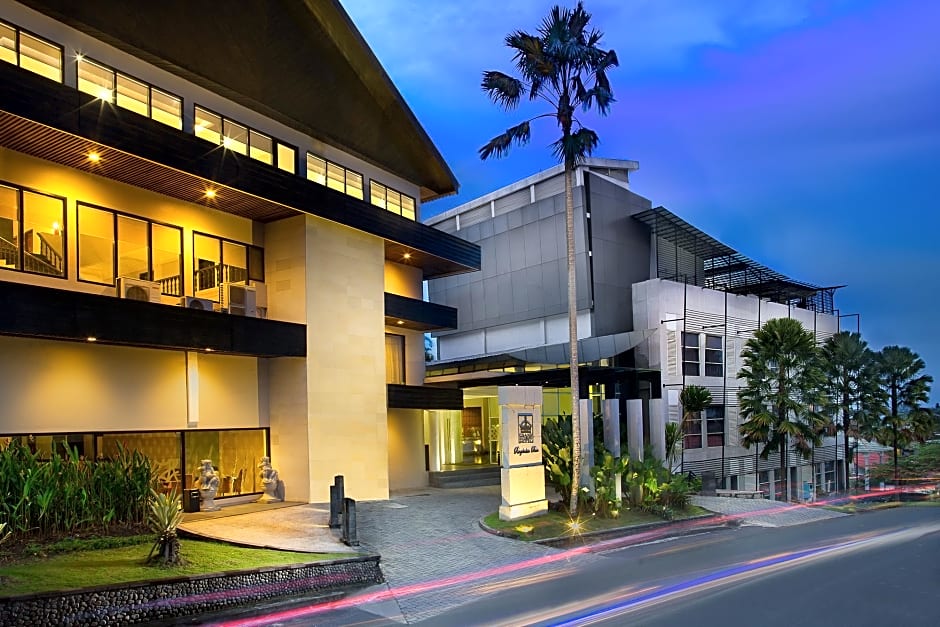Photo 1 of 22 of Grand Kecubung Hotel