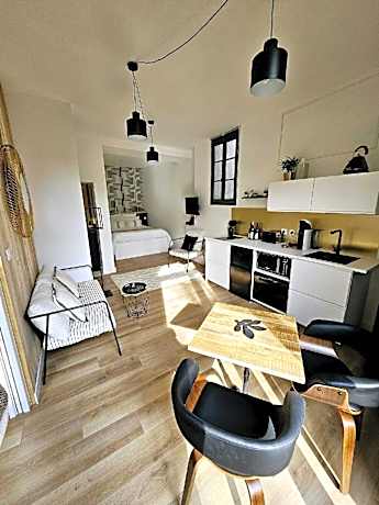 Appartement-Suite Curieuse-Salle de bain privée séparée-Vue sur Piscine-en Ville