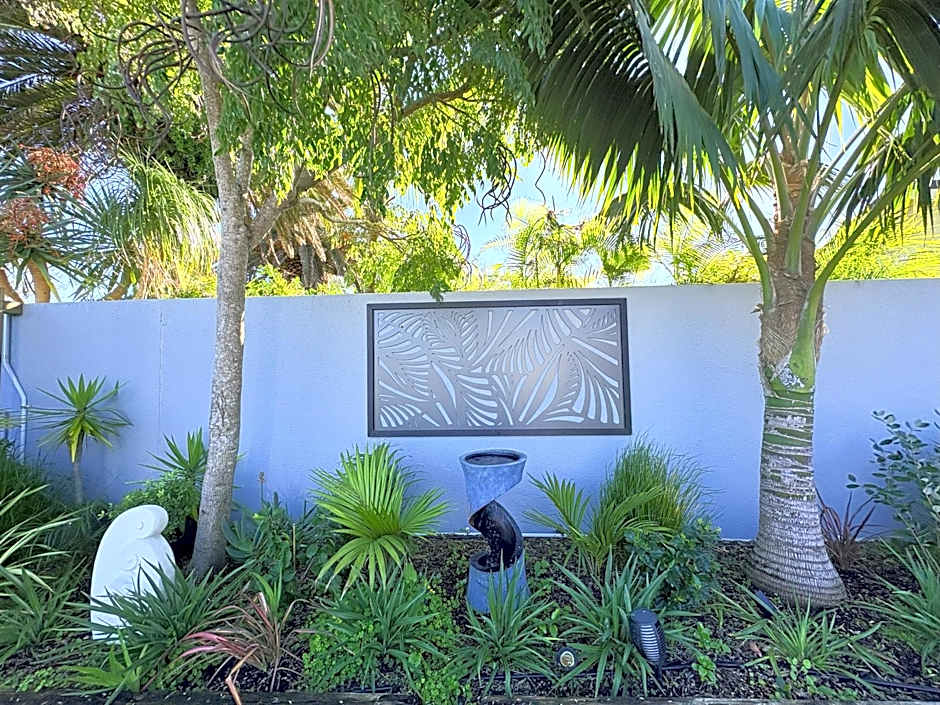 Baileys At The Beach Motel