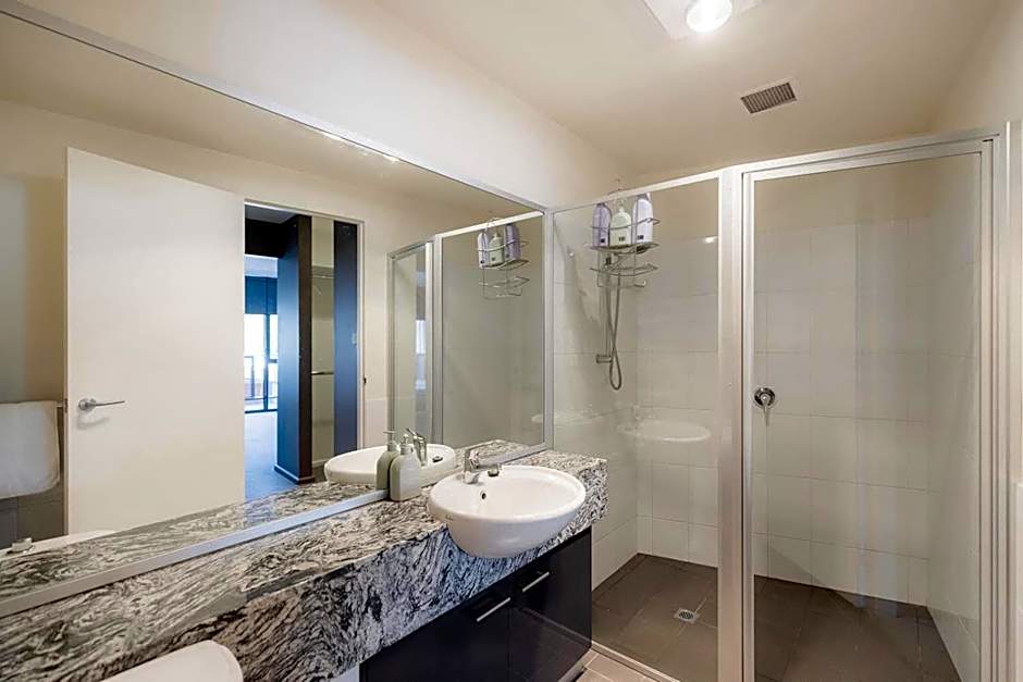 Inner-city 2 bedroom apartment - perfectly located