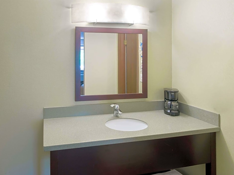 Super 8 by Wyndham White River Junction