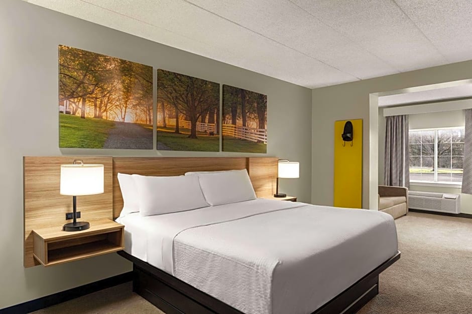 Days Inn & Suites by Wyndham Lancaster Amish Country