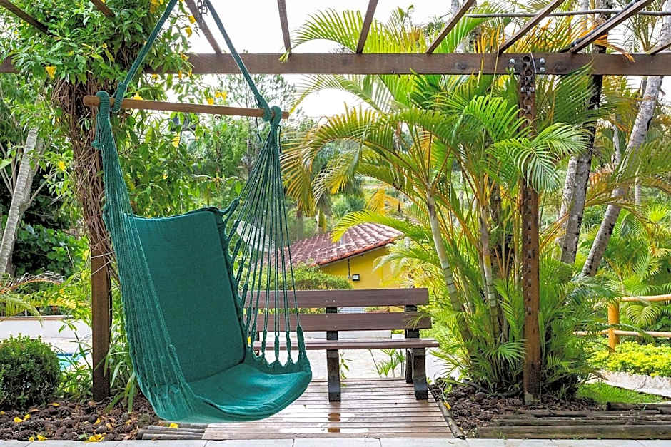 Piscina, jardim, área gourmet e vista arborizada