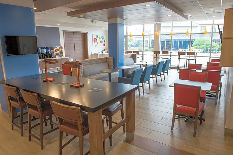 Holiday Inn Express And Suites Warsaw - E- Center By IHG