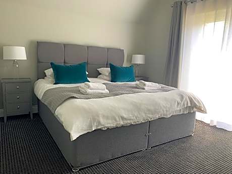 Double/Twin Room with ensuite Bathroom